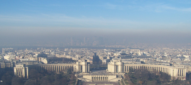 Pollution, le gouvernement et la mairie de Paris se défendent
