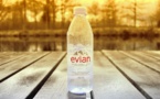 Danone face à la Justice : plainte sur la neutralité carbone des bouteilles Evian