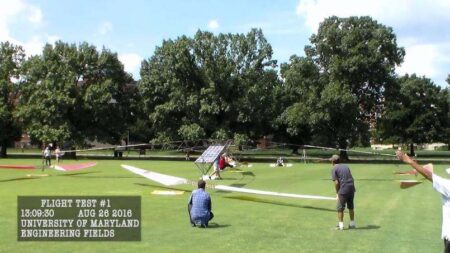 Le premier hélicoptère solaire a pris son envol