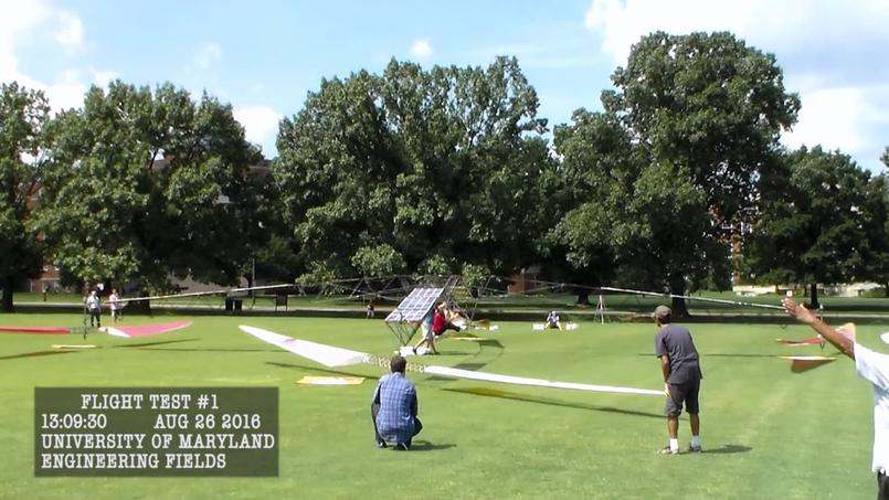 Le premier hélicoptère solaire a pris son envol