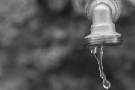 Veolia et Saur condamnés pour réduction de débit d’eau