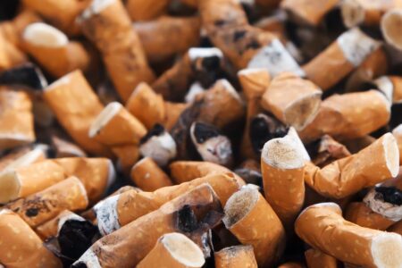 La France songe à taxer les cigarettiers pour la pollution des mégots