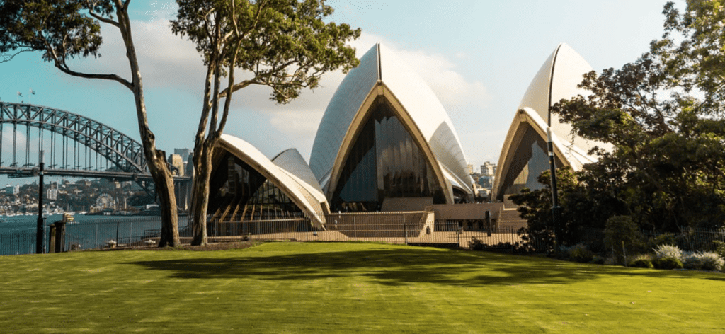 Sydney se reconfine, l’hémisphère Nord tremble