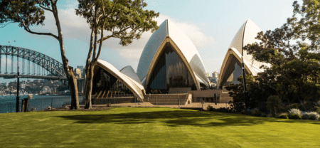 Sydney se reconfine, l’hémisphère Nord tremble