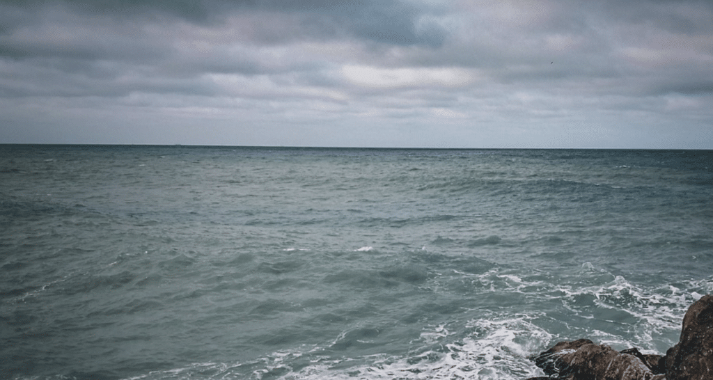 Incendie à la surface de l’Océan au Mexique, une plateforme pétrolière responsable