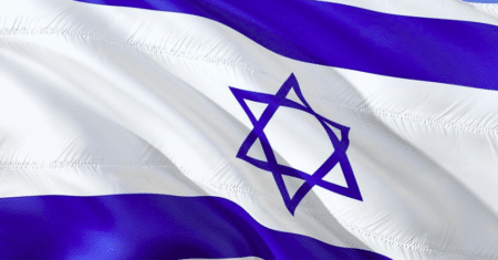 Une troisième dose de vaccin pour les plus de 60 ans en Israël