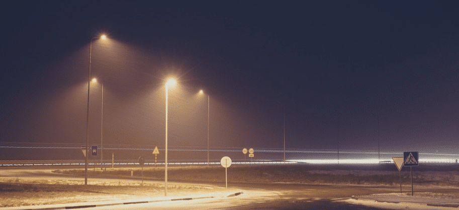 La lumière des lampadaires fait disparaitre les chenilles