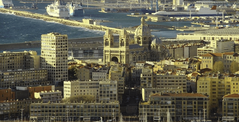 A Marseille, le retour des poubelles sur les trottoirs