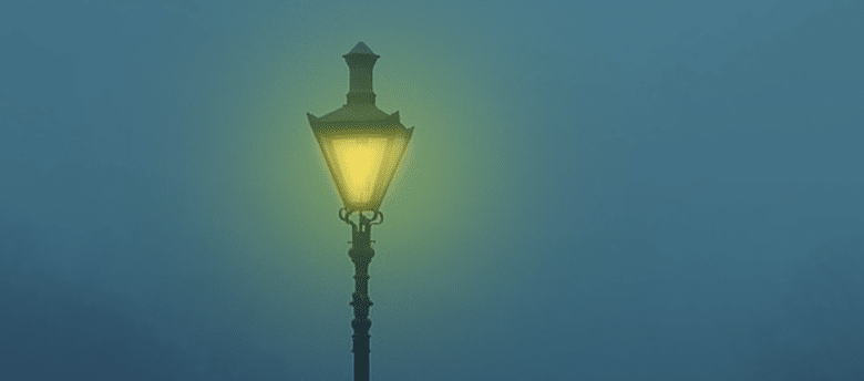 Éclairage public sur commande dans un village normand