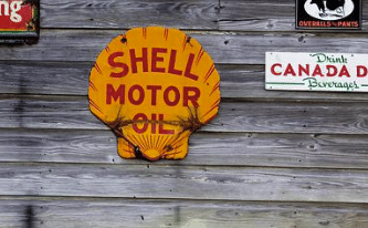 A Cannes, Greenpeace revendique une action coup de poing contre « les publicité fossiles »