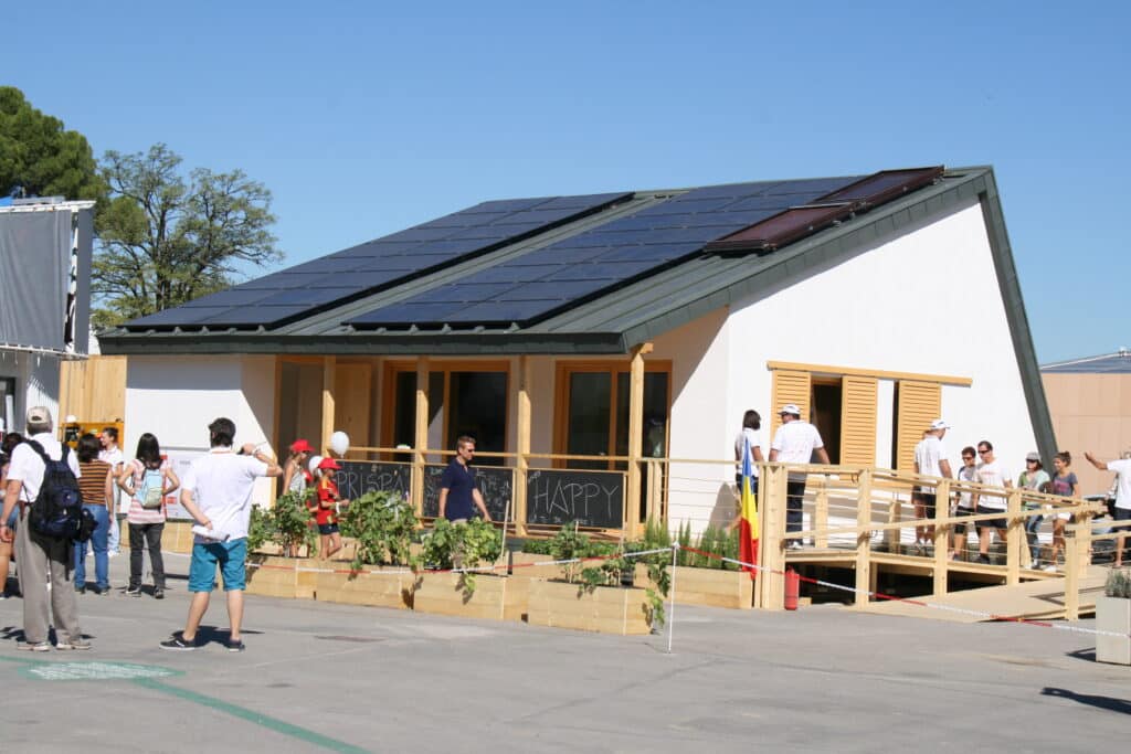 Habitat écologique : le Solar Décathlon attire les foules à Versailles