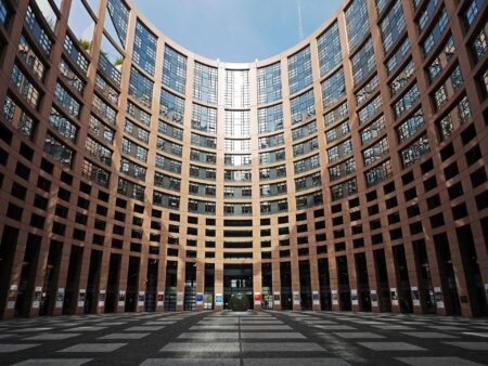 Le Parlement européen favorable au permis de travail et de séjour unique pour l’UE