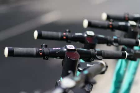 Un référendum local interdit les trottinettes en libre-service à Paris