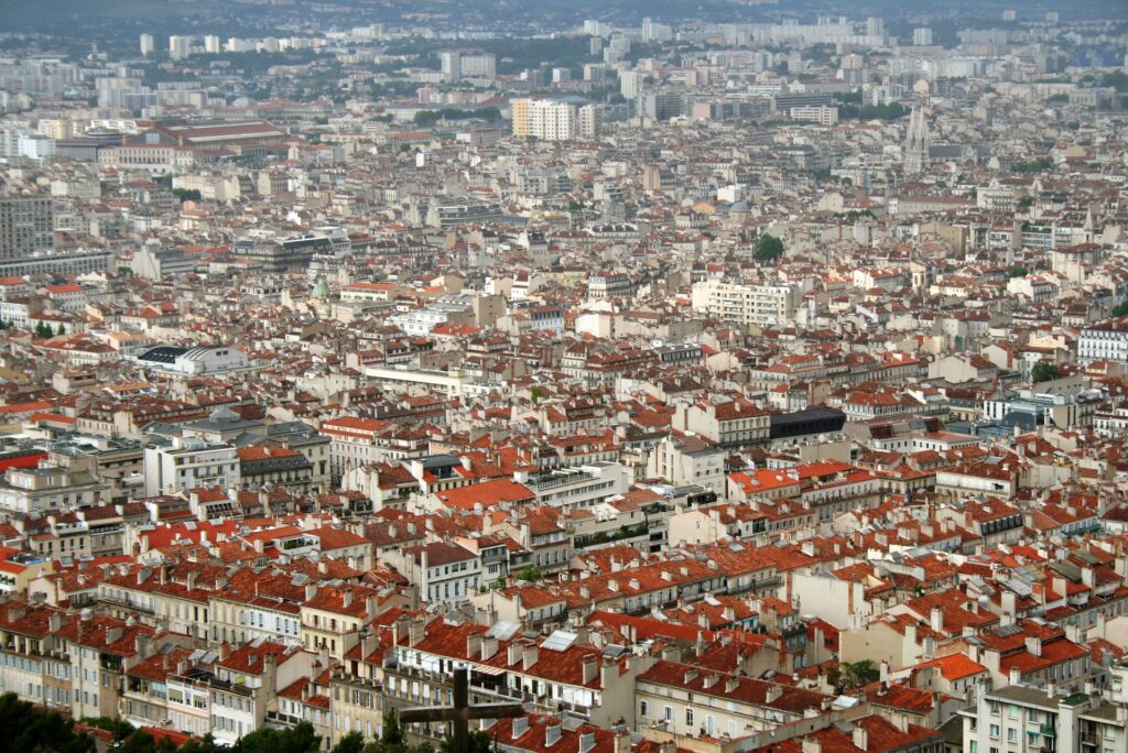 Rue évacuée et recherche de rescapés : Marseille encore sous le choc après l’explosion d’un immeuble