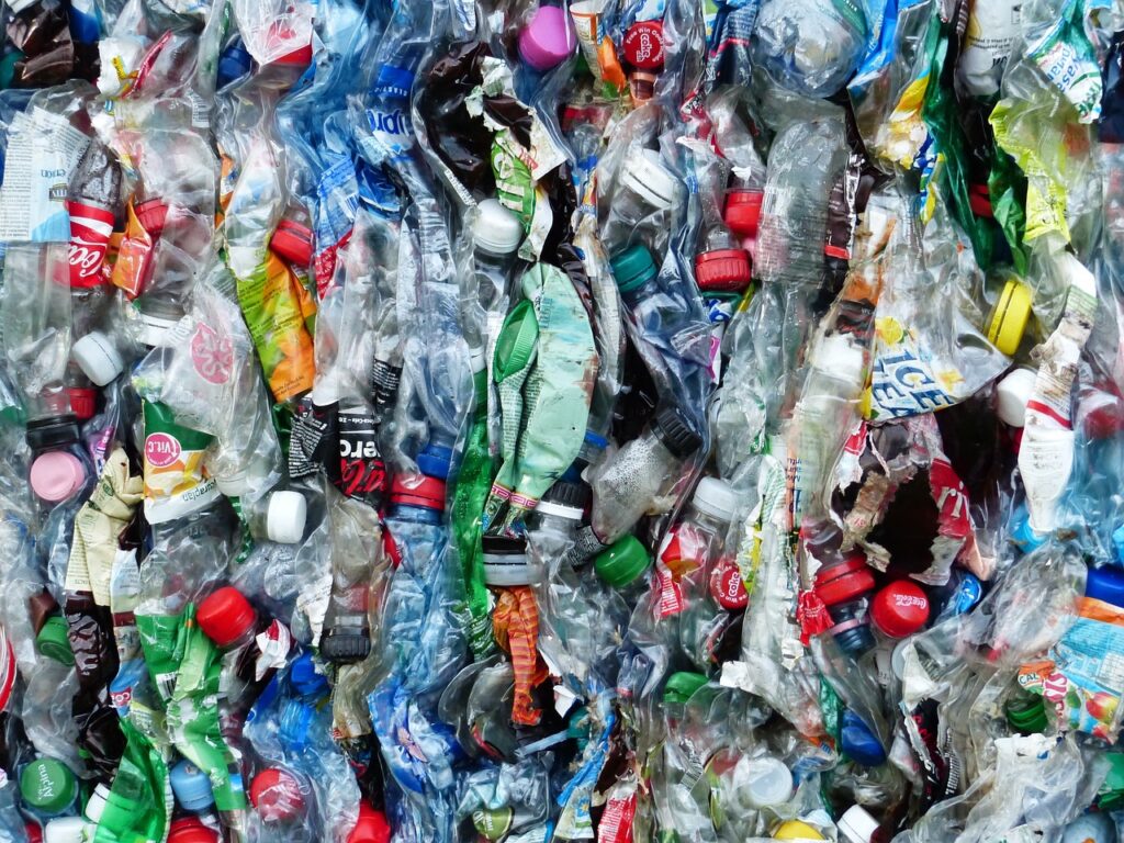 A Paris, une réunion mondiale pour lutter contre la pollution plastique