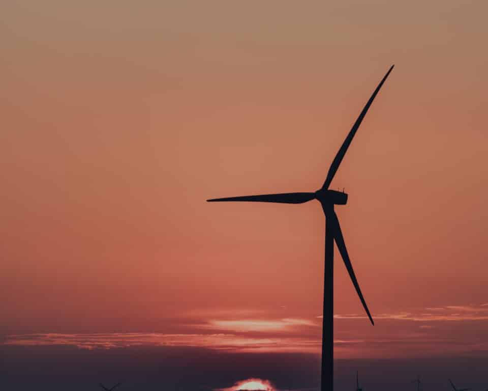 À Fécamp, la première éolienne en mer de Normandie a été installée