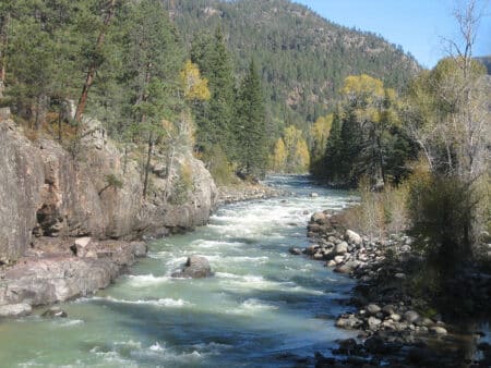 Etats-Unis : une rivière devient orange à cause de la pollution