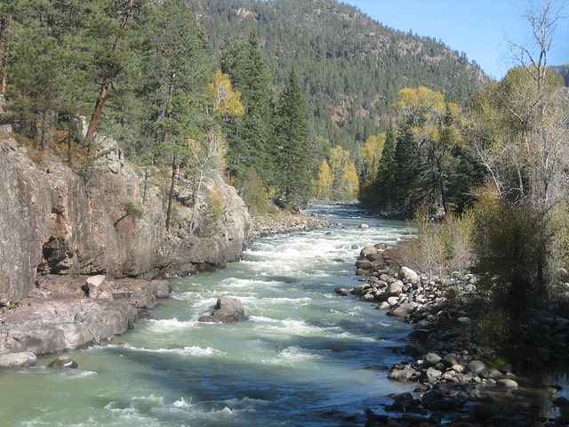 Etats-Unis : une rivière devient orange à cause de la pollution