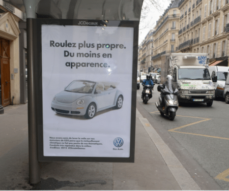 Des fausses affiches publicitaires contre les sponsors de la COP21