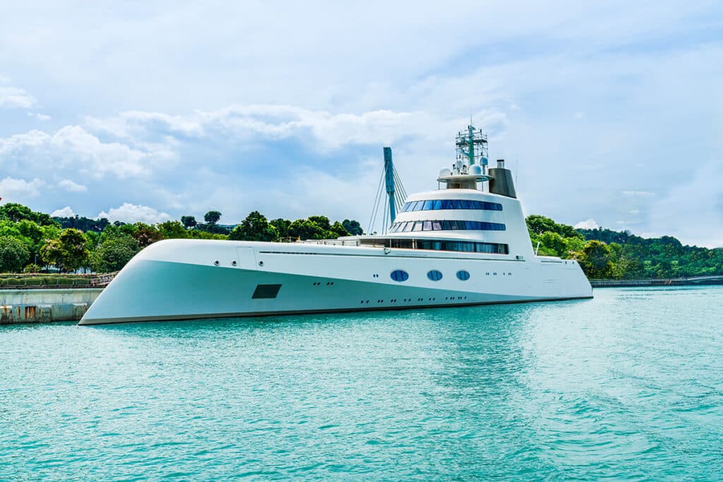 Que s'est-il passé à Saint-Barth avec le yacht de Jeff Bezos ?