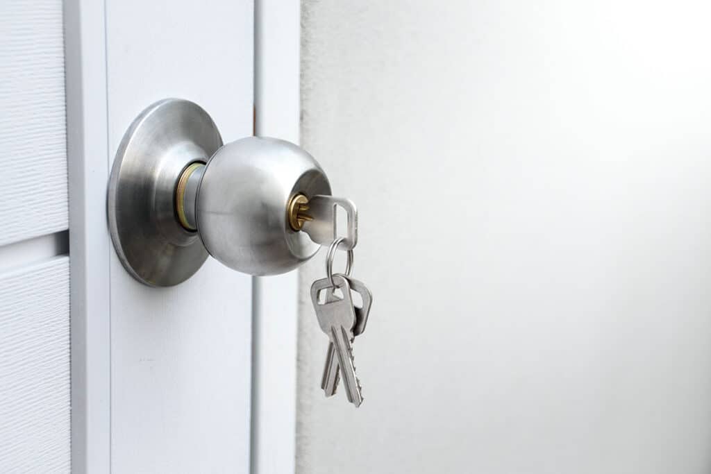 Sécuriser votre domicile : pourquoi retirer la clé de la serrure est indispensable