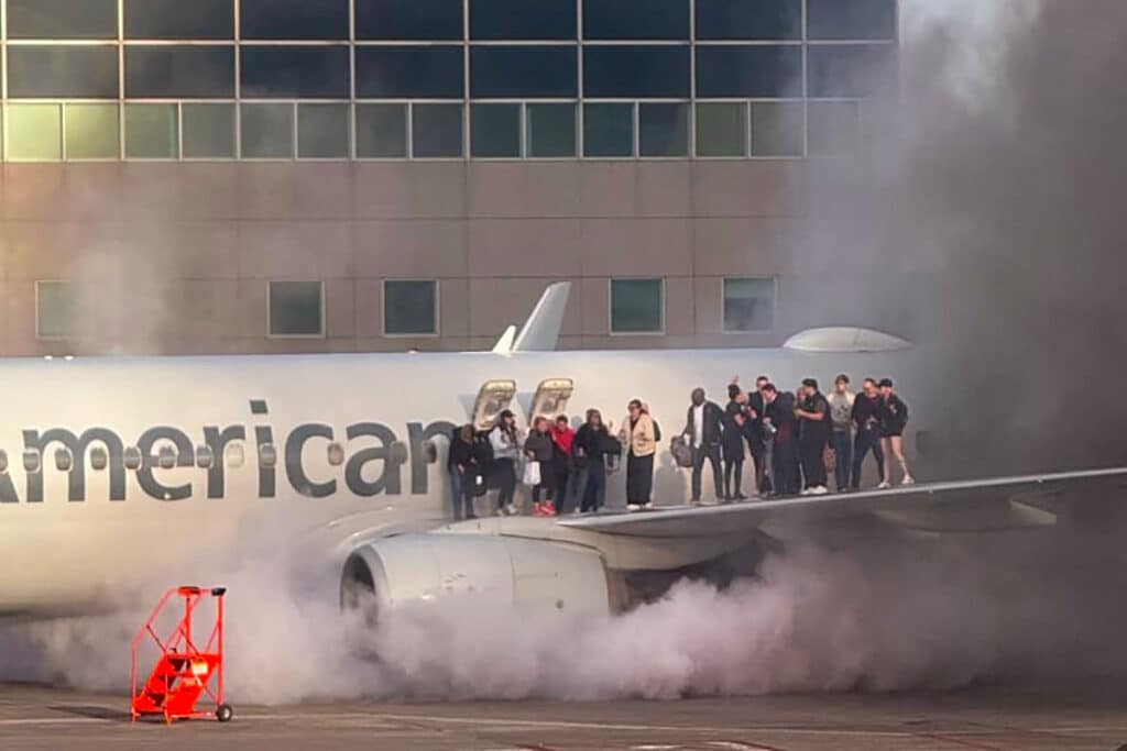 Moteur En Feu Comment Les Passagers Dun Vol Damerican Airlines Ont Echappe Au Pire