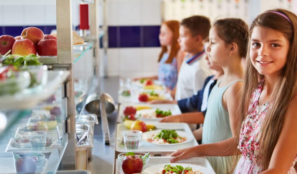 Vaisselle en plastique à l’école : pourquoi ce retour fait débat ?
