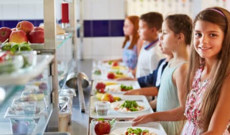 Vaisselle en plastique à l’école : pourquoi ce retour fait débat ?