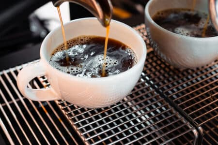 La caféine jugée nocive par l’UE dans certains usages : faut-il s’inquiéter pour le café ?