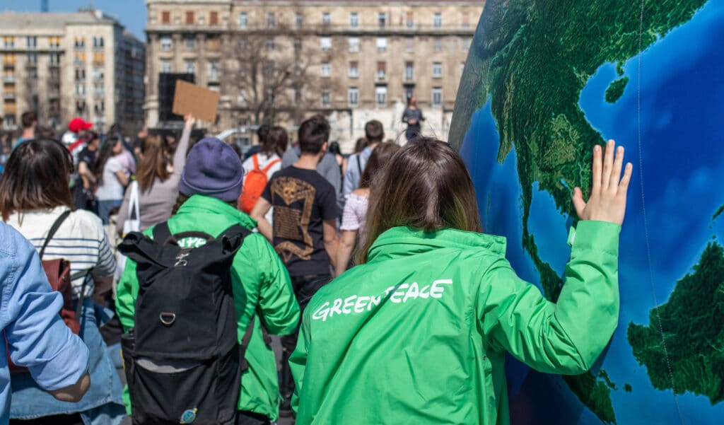 Coup de massue pour Greenpeace : condamnée à payer plus de 600 millions d’euros