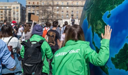 Coup de massue pour Greenpeace : condamnée à payer plus de 600 millions d’euros