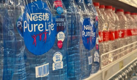 Scandale Nestlé : des eaux contaminées et un gouvernement au courant, ce que révèle l’enquête