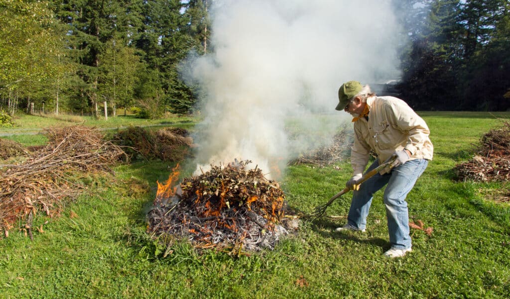 Brûler vos déchets dans le jardin peut vous coûter très cher : ce que dit la loi