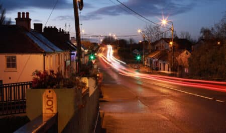 Digne d'un film d'horreur : pourquoi ces lampadaires éclairent en rouge