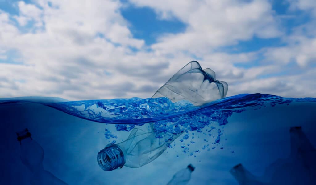 Ce nouveau plastique disparait en moins de 10h dans l'eau de mer
