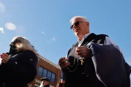 Il veut éteindre les flammes… mais gaspille l'eau : Trump au cœur d’un tollé