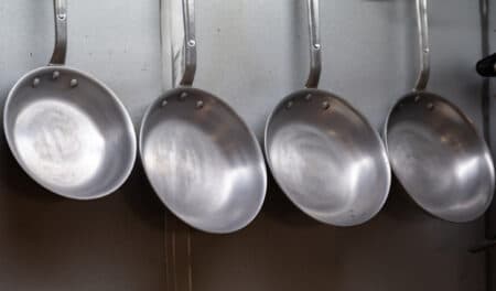 Nouveau : la Poste collecte vos poêles Tefal usées pour les recycler