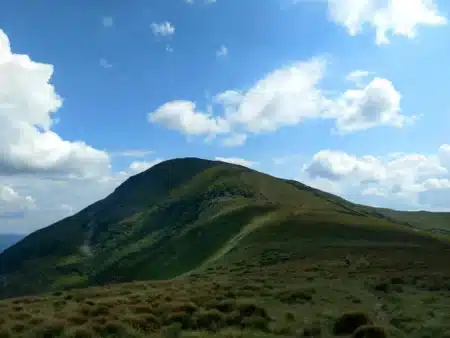 Ce volcan français n’était pas censé se réveiller… et pourtant, il bouge !