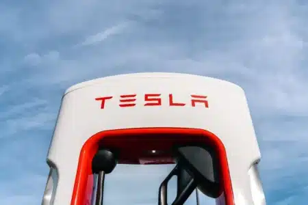 Voitures électriques : et si les bornes polluaient plus que les stations-service ?