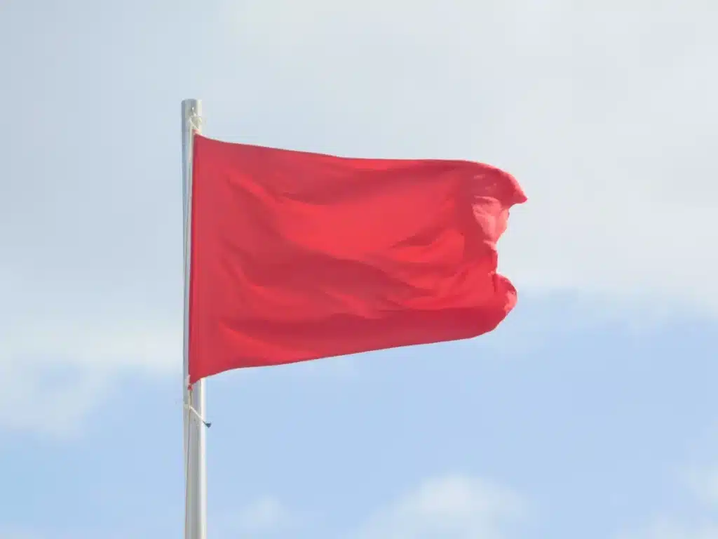 Plage bouclée en Méditerranée : la baignade interdite face à une pollution inquiétante