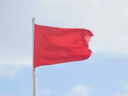 Plage bouclée en Méditerranée : la baignade interdite face à une pollution inquiétante