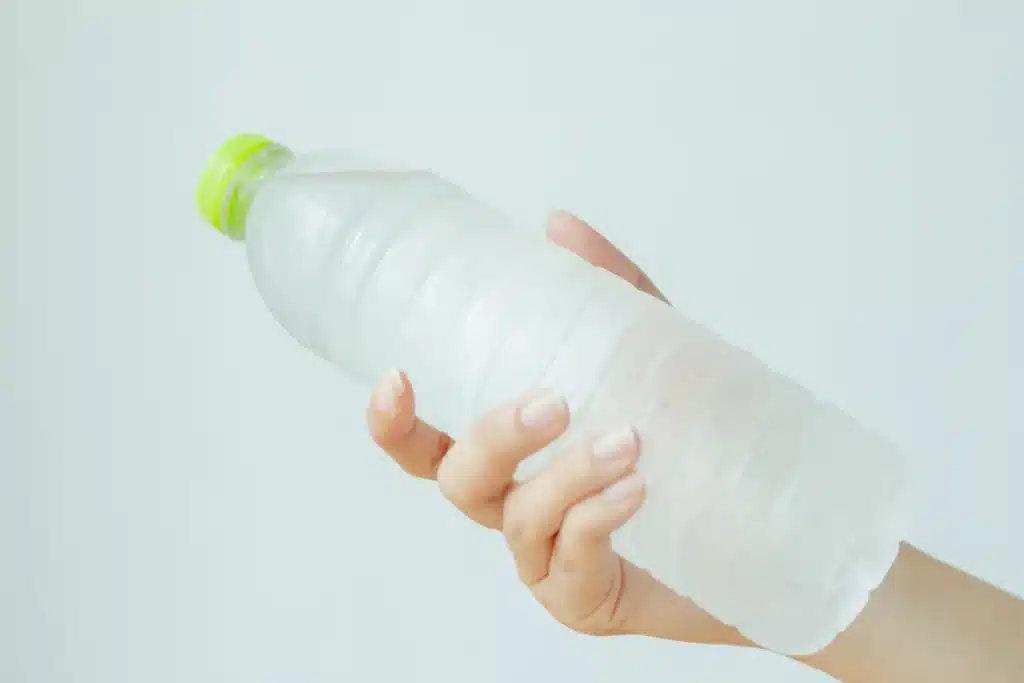 Il fait étouffant ? Les Espagnols utilisent ce geste malin pour rafraîchir sans clim