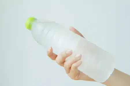 Il fait étouffant ? Les Espagnols utilisent ce geste malin pour rafraîchir sans clim