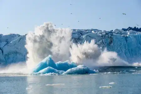 62 gigatonnes de glace parties en fumée : le Svalbard vit l’impensable