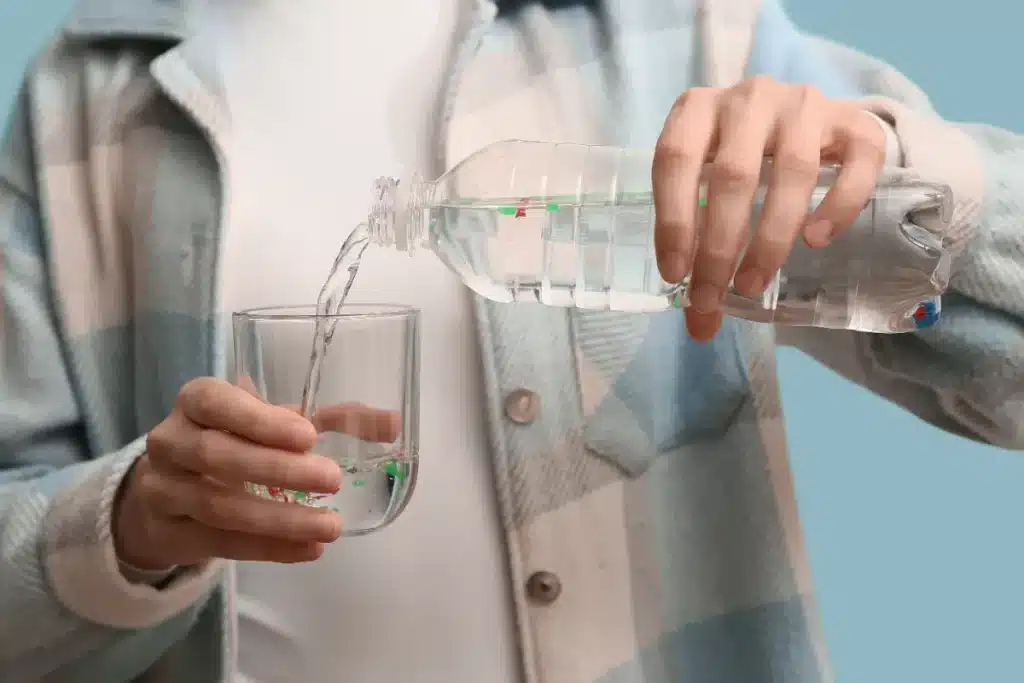 Vous buvez sûrement de l’eau « périmée » sans le savoir : le délai est bien plus court qu’on l’imagine