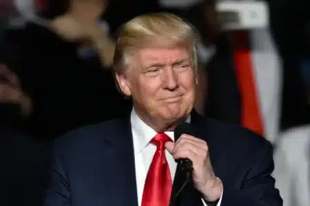 Trump choque encore : il qualifie le changement climatique de "plus grande arnaque mondiale"