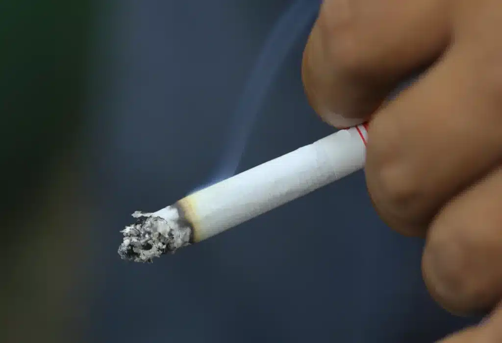 « On s’en fout » : à Nantes, fumer aux arrêts de bus reste un geste banal malgré l’interdit