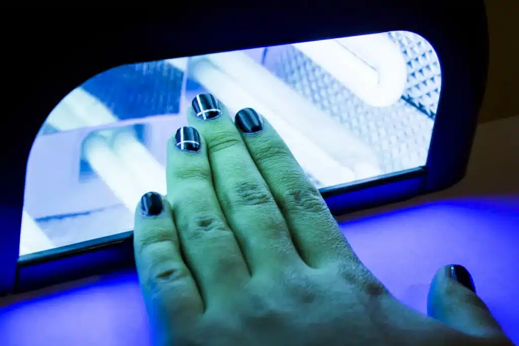 Adieu au semi-permanent : pourquoi une grande partie des vernis est bannie depuis lundi