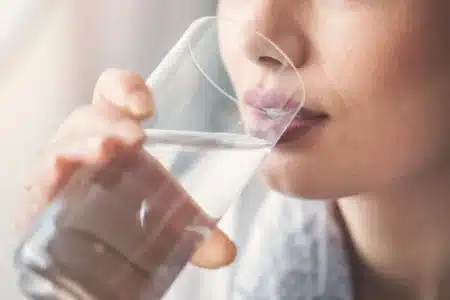 Choc : des milliards de microplastiques dans un seul verre d’eau… mais voici comment les enlever
