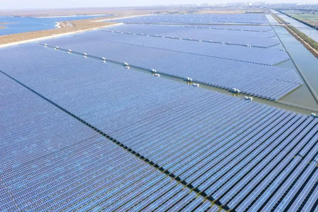 Quand Trump nie le réchauffement, Pékin installe des mers entières de panneaux solaires